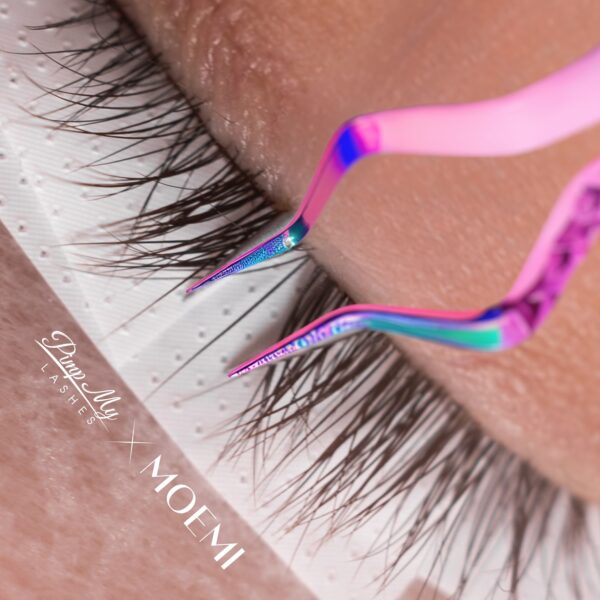 Różowa Pęseta do Separacji Rzęs Zakrzywiona – Modliszka Moemi x Pimp My Lashes