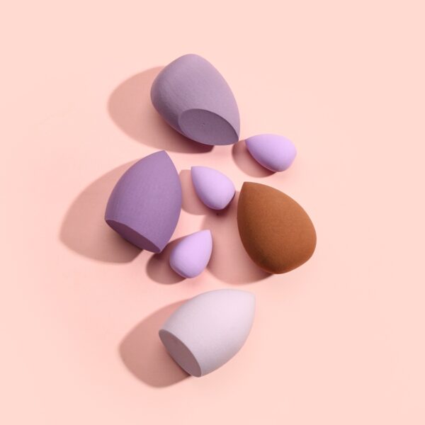 Różowa gąbka do makijażu ścięta łezka – blender do podkładu i pudru